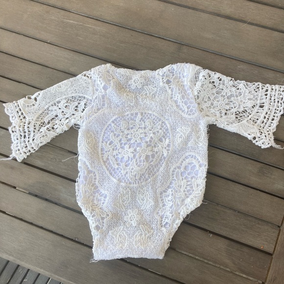 White lace long sleeved onesie size 70 (6-9 month) - Picture 3 of 5